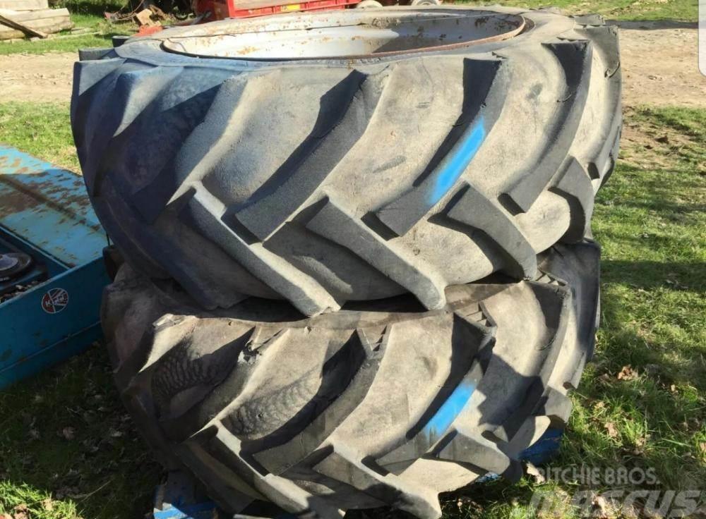  Tractor tyres and wheels 600/55-38 £300 plus vat £ Renkaat ja vanteet