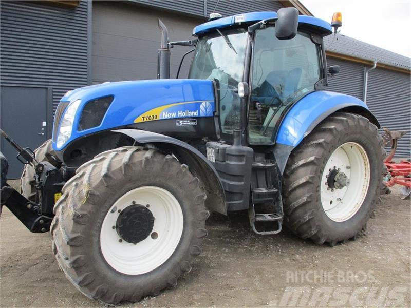 New Holland T7030 med ekstra udstyr Traktorit
