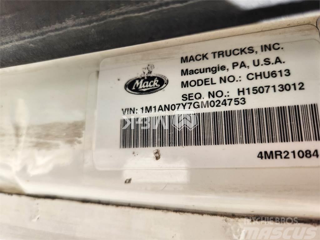 Mack CHU613 Vetopöytäautot