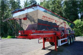 Red River Asphaltsemi with sliding axles.