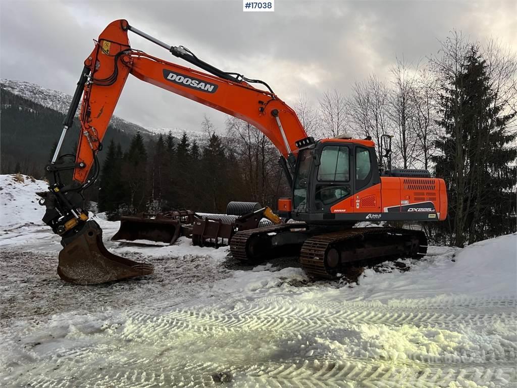 Doosan DX225 LC-5 excavator w/ rotor tilt, Cleaning bucke Telakaivukoneet