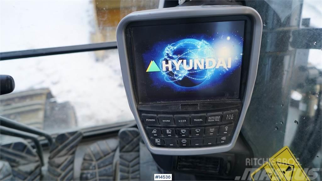 Hyundai HX520L digger w/ bucket. Telakaivukoneet