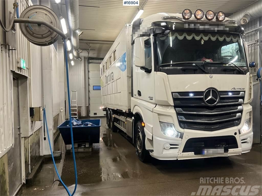 Mercedes-Benz Actros Animal transport truck w/ lift Tienhoitoautot