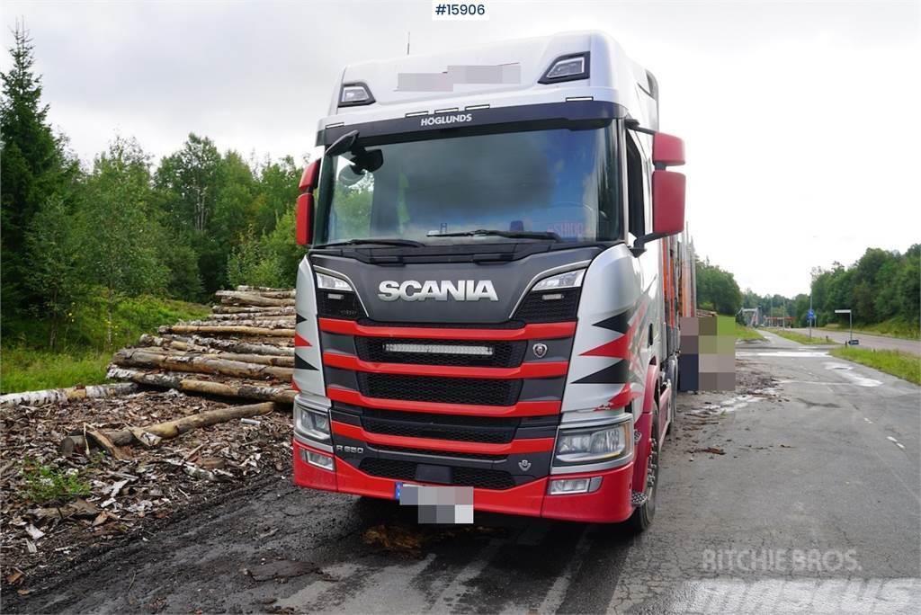 Scania R650 6x4 timber truck with crane Puuautot