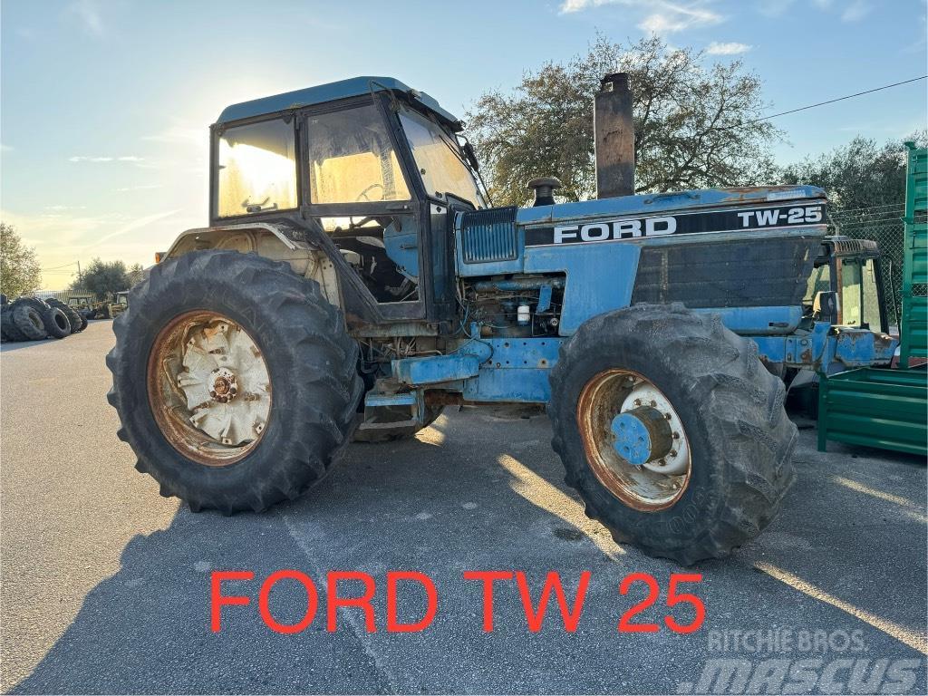 Ford / New Holland TW25 Traktorit