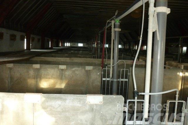  - - - 40 slagtesvinstier beton Muut karjatalouskoneet ja lisävarusteet