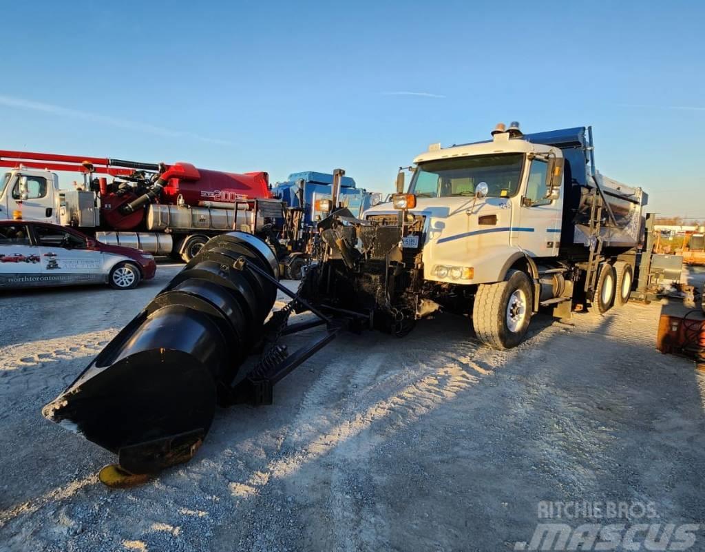 Volvo VHD Snow Plow Truck Lumiaurat
