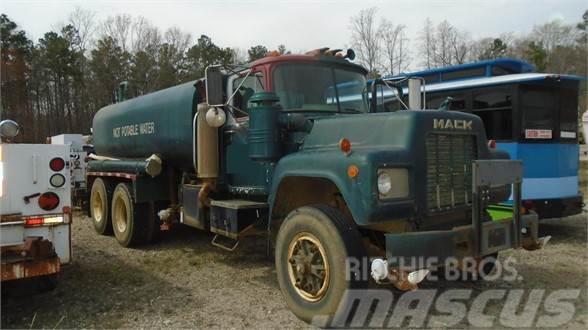 Mack RD685S Vesisäiliöautot