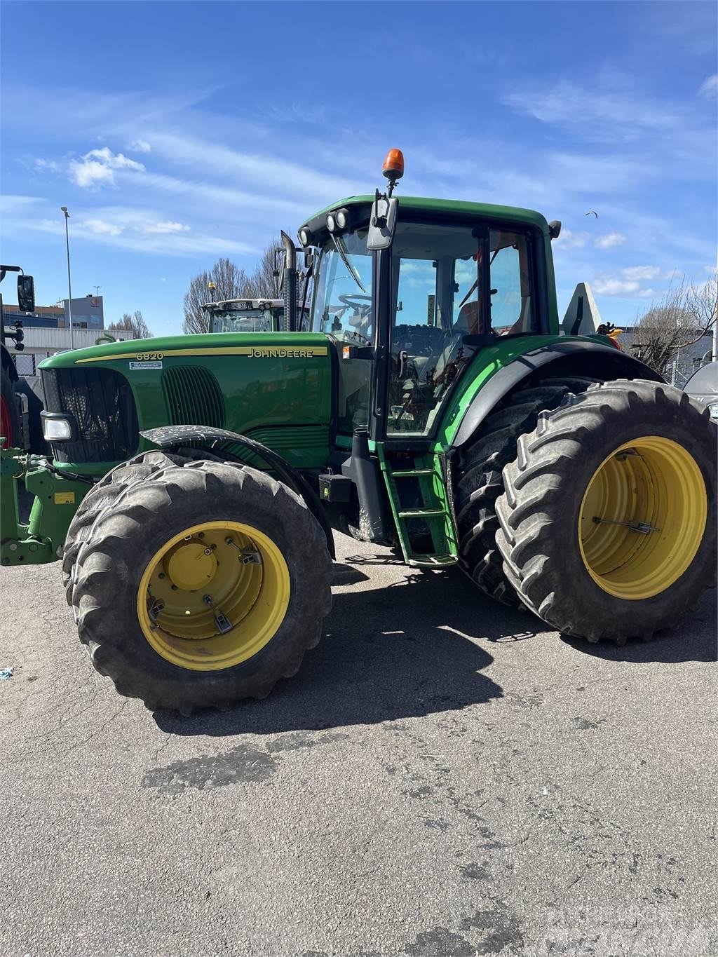 John Deere 6820 +FL Traktorit