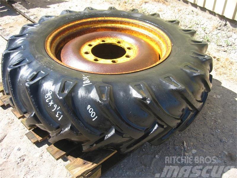 Bridgestone 13.6x28 dæk på 8 huls fælg Renkaat ja vanteet