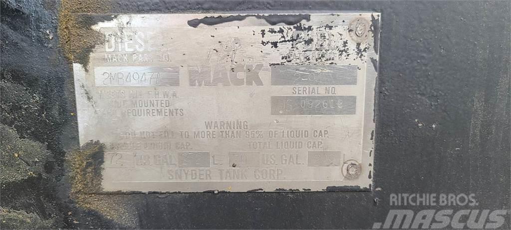 Mack MR690S Säiliöautot