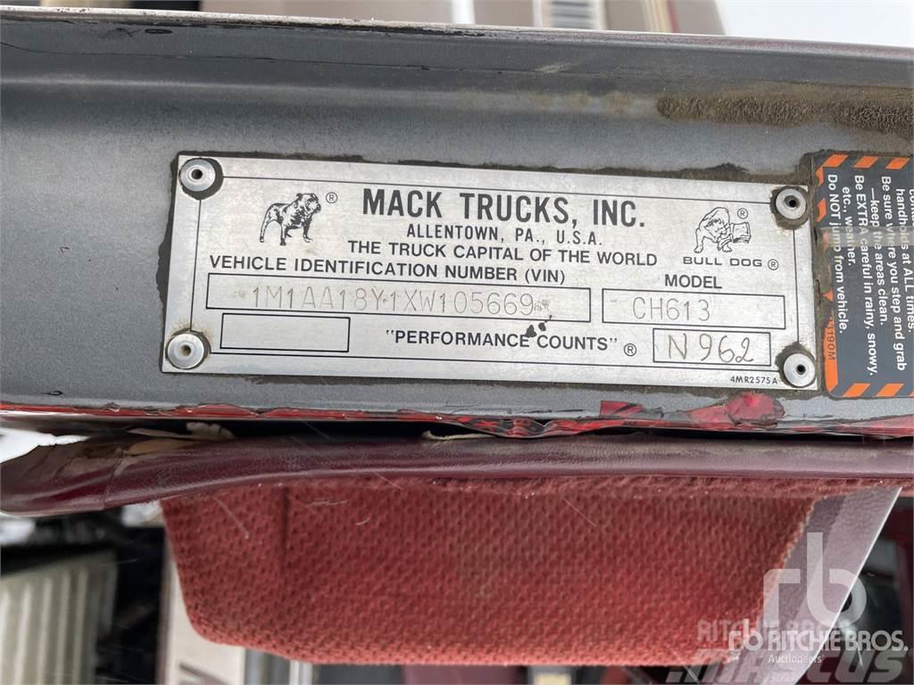 Mack CH613 Vetopöytäautot