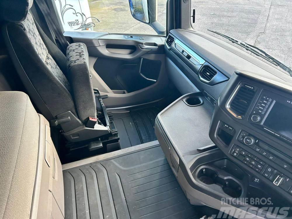 Scania R450 hiroof Vetopöytäautot