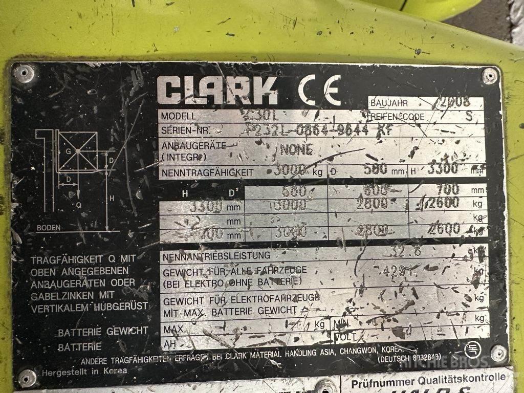 Clark C 30 L - TRIPLEX 4,8 m Nestekaasutrukit