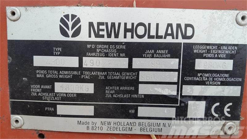 New Holland 4900 med Spragelse ballevogn Kanttipaalaimet
